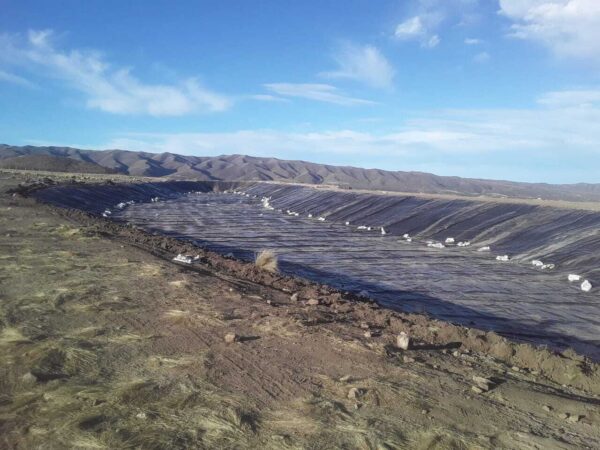 Reservorio en ejecucion con Geomembrana HDPE que asegura la estanqueidad de una superficie, para reservorio o para un dique