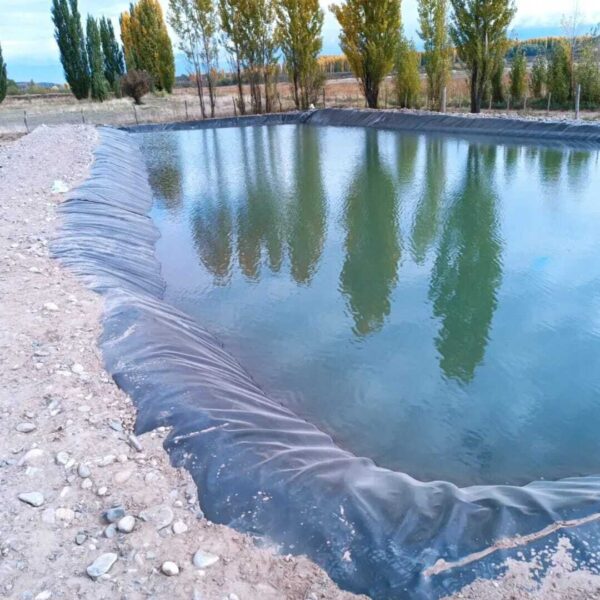 Una prueba de reservorio de agua. Geomembrana HDPE que asegura la estanqueidad de una superficie, para reservorio de agua o dique.